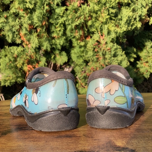Sloggers Bumble Bee Flower Blue Waterproof Clog 
Size 8 - Picture 3 of 12